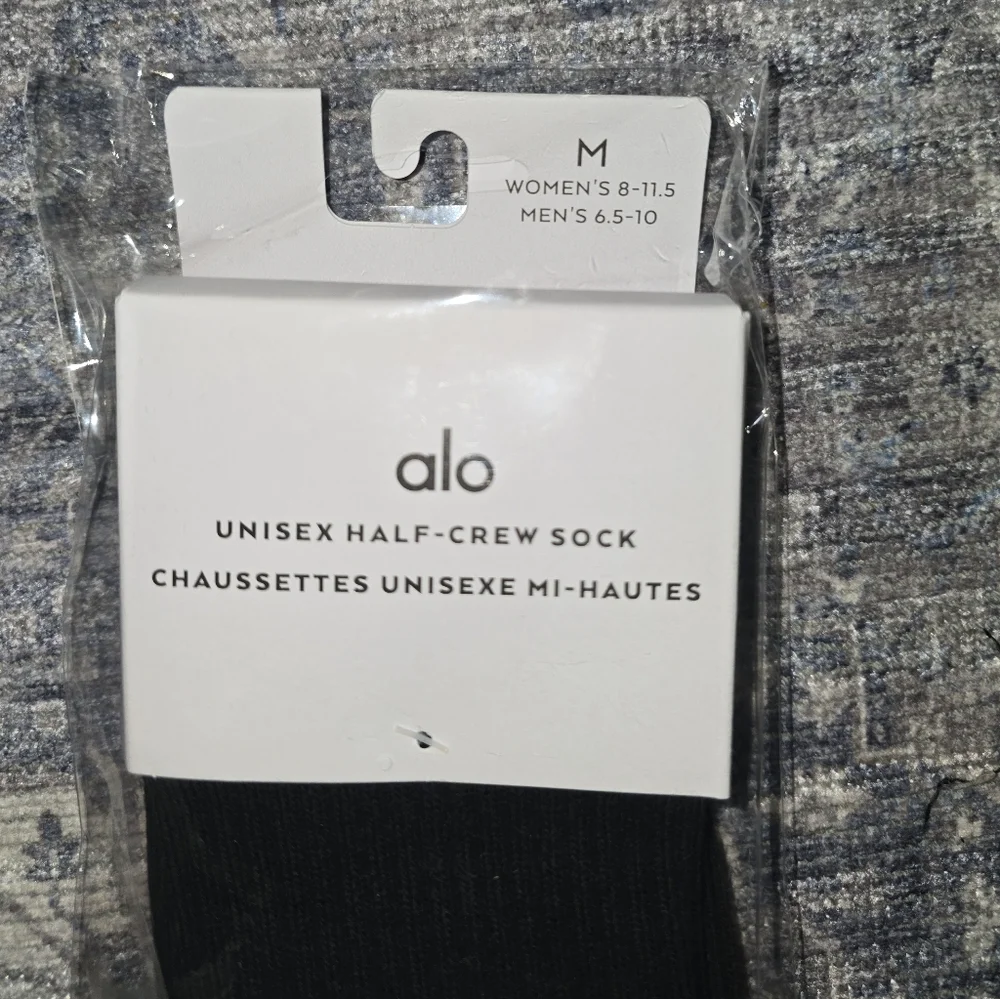Alo Yoga Unisex Half-Crew Sock Athletic Core: Black/White Medium $34
